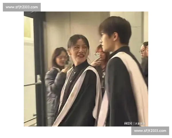 千玺的毕业礼迟到三年：穿学士服赴宴，终于圆满